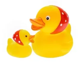 swiecace-kaczki-z-chustka-hencz-toys-zestaw-2-zabawek-kapielowych-0
