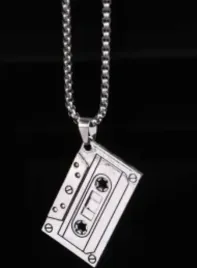 naszyjnik-wisiorek-kaseta-vhs-rap-prezent-y2k