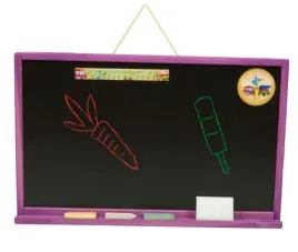 wiszaca-tablica-kredowa-drewniana-3toysm-zestaw-z-akcesoriami-725-cm