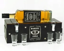 prezent-skrzynka-pudelko-z-butelka-1l-i-4-kieliszkami-na-alkohol-maszlitra