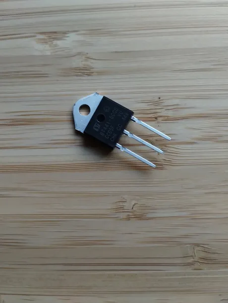 triak-bta41-600-40a-600v-to-247-smd-nie