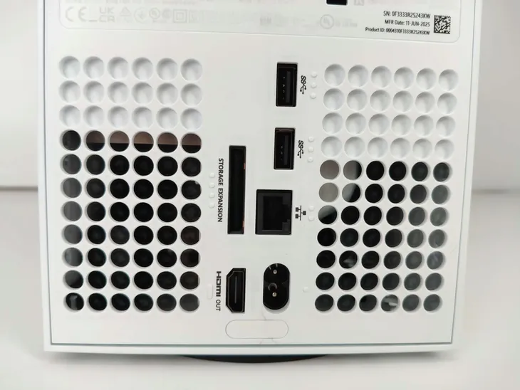 konsola-microsoft-xbox-series-x-1tb-white-zawiera-baterie-nie-stan-powystawowy