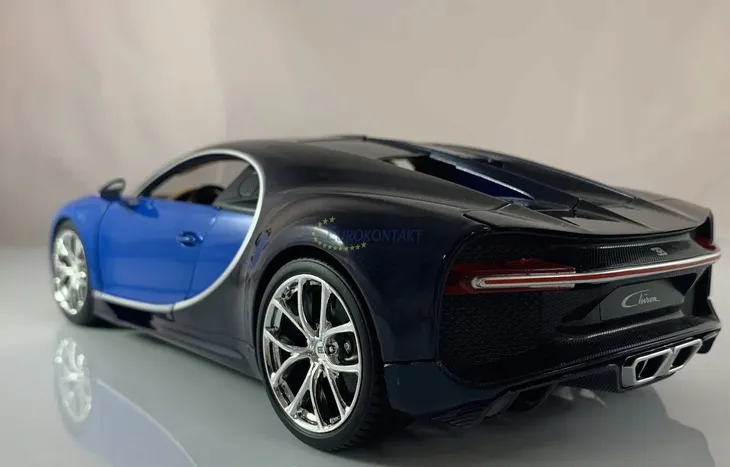 bugatti-chiron-1-18-niebieski-bburago-marka-bburago-stan-nowy