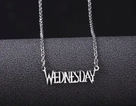 naszyjnik-wisiorek-z-napisem-wednesday-addams-srebrny-prezent