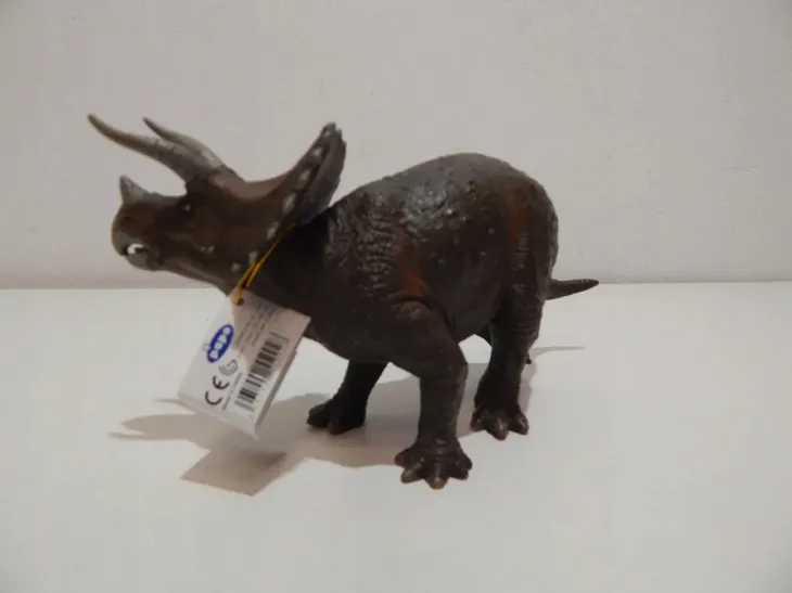 triceratops-material-plastik