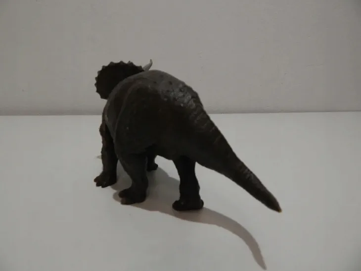 triceratops-waga-z-opakowaniem-0-38-kg