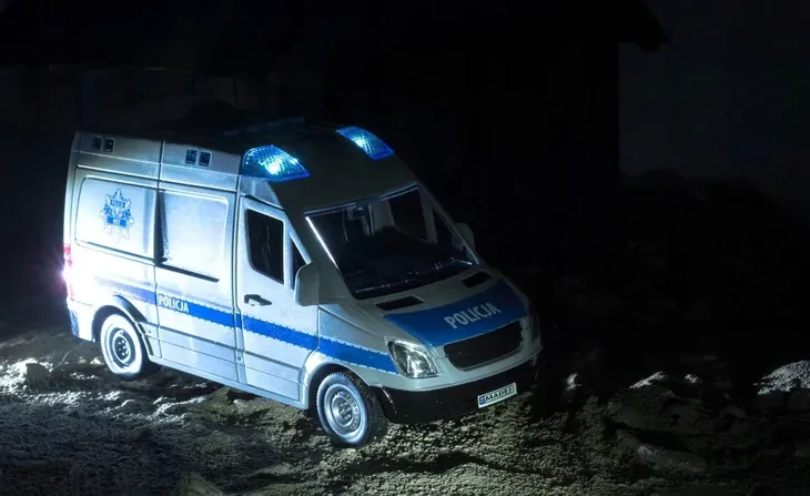 pojazd-policja-kolor-dominujacy-wielokolorowy