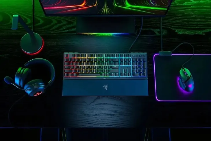 razer-ornata-v3-keyboard-black-stan-nowy-konstrukcja-blok-numeryczny-podporka-pod-nadgarstki-podswietlenie