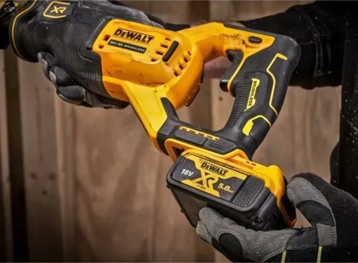 pila-szablasta-18v-dcs382nt-dewalt-stan-nowy