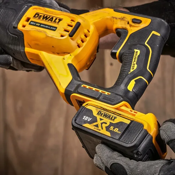 pila-szablasta-18v-dcs382nt-dewalt-glebokosc-ciecia-w-drewnie-300-mm