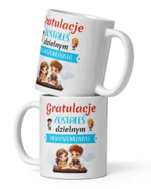 kubek-grafika-dzieci-oraz-napisem-gratulacje-zostales-dzielnym-pierwszoklas