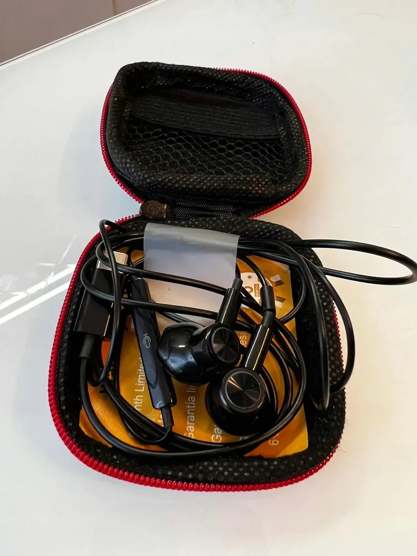magnetyczne-sluchawki-usb-c-stan-powystawowy