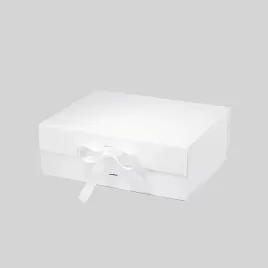 pudelko-magnetyczne-biale-z-wstazka-330x255x115-mm-zew-ozdobny-karton