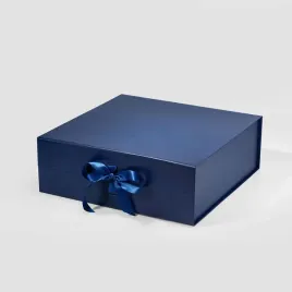 pudelko-magnetyczne-granatowe-z-wstazka-330x330x115mm-prezentowe-premium