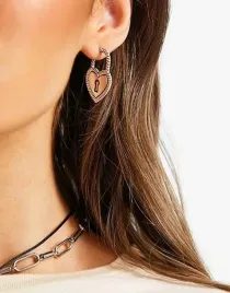topshop-srebrne-kolczyki-z-sercem-klodka