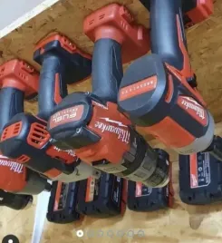 milwaukee-m18-uchwyty-6-sztuk-na-elektronarzedzia-mocowanie-czerwone