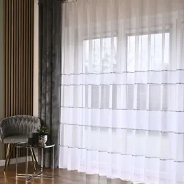 elegancka-blyszczaca-firana-na-metry-300-cm-ze-srebrnymi-pasami-do-salonu