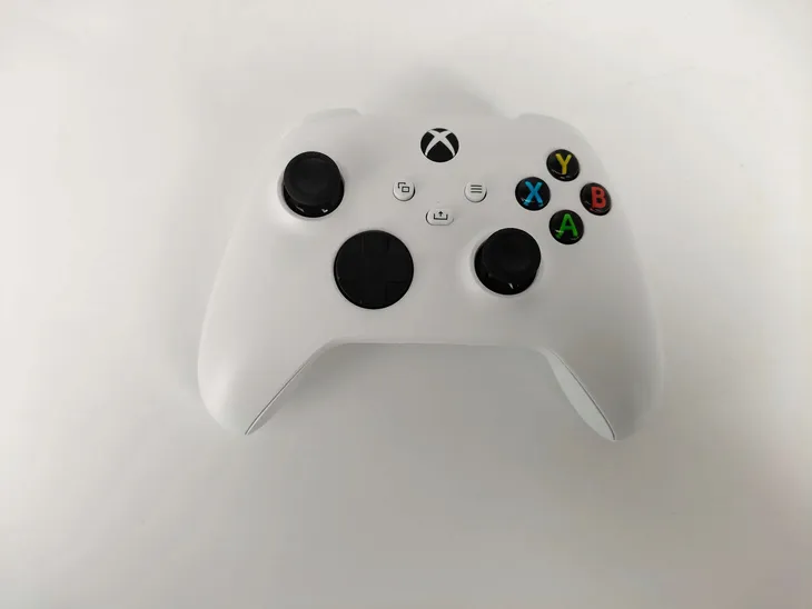 konsola-microsoft-xbox-series-x-1tb-white-stan-powystawowy-zawiera-baterie-nie-produkt-wprowadzony-do-obrotu-na-terenie-ue-przed-13-12-2024-nie