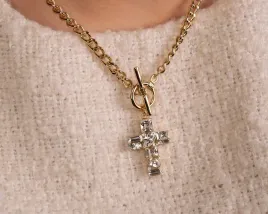 naszyjnik-z-krzyzem-zdobionym-krysztalkami-preciosa-z-kolekcji-heavenly-c2