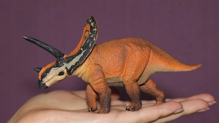 dinozaur-torozaur-plec-chlopcy-dziewczynki