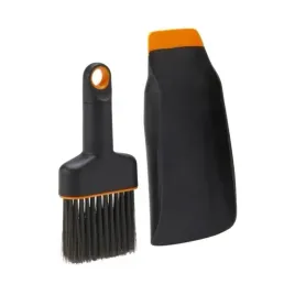 fiskars-lopatka-do-ziemi-i-szczotka