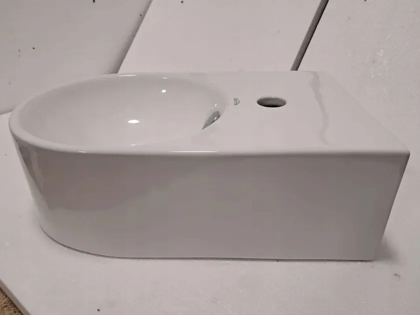 umywalka-scienna-narozna-szer-44-cm-na-28-cm-stan-nowy