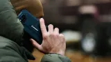 smartfon-hammer-iron-v-czarny-material-szklo