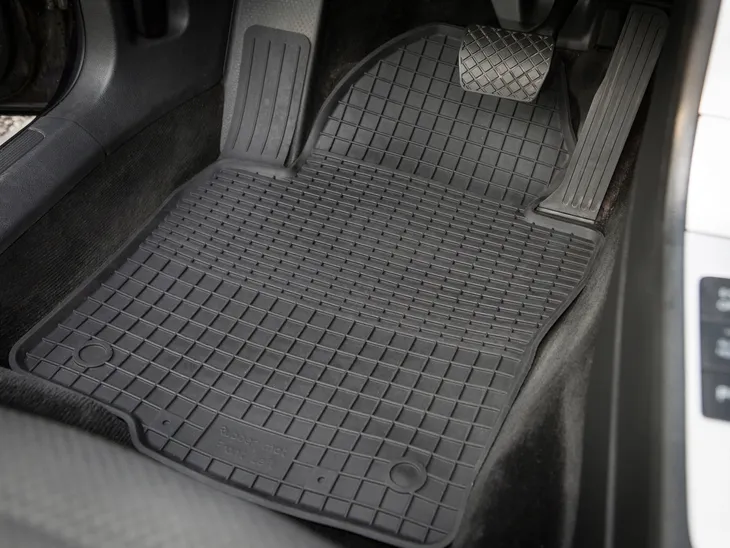 dywaniki-gumowe-do-bmw-5-e60-e61-tunel-liczba-elementow-4-stan-nowy