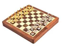 magnetyczne-szachy-mosiezne-w-drewnianym-pudelku-eleganckie