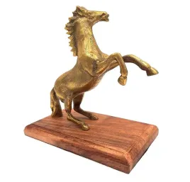 kon-figurka-aluminiowa-na-drewnianej-podstawie-elegancja-i-styl