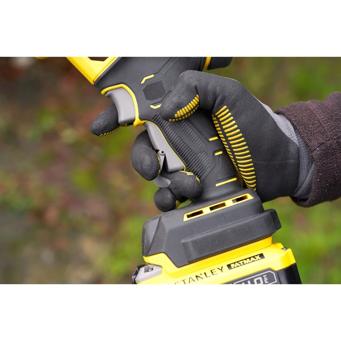 sekator-akumulatorowy-do-galezi-18v-stanley-sfmcpp32b-v20-body-stan-nowy