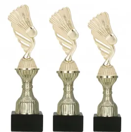 zestaw-3-pucharow-na-badmintona-26-24-cm-zlote-trofea-z-lotka-z-opis-gratis