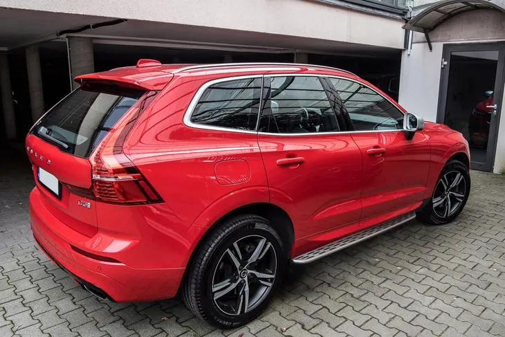 volvo-xc60-ii-2017-stopnie-boczne-progi-samochodowe-sruby-strona-zabudowy-przod-tyl