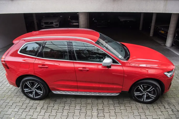 volvo-xc60-ii-2017-stopnie-boczne-progi-samochodowe-sruby-typ-samochodu-4x4-suv-samochody-osobowe