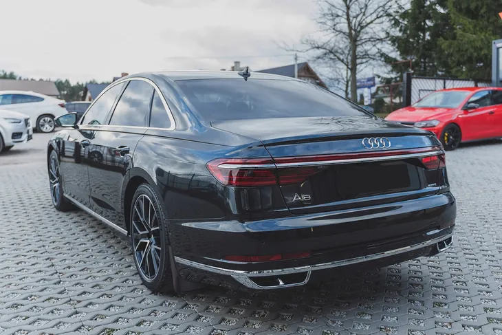 audi-a8-d5-2017-chlapacze-dedykowane-stan-nowy