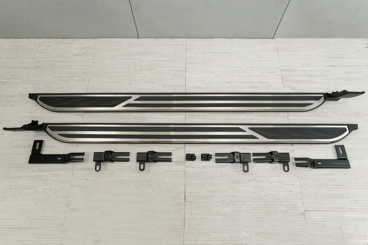 skoda-karoq-2017-stopnie-boczne-progi-samochodowe-sruby-strona-zabudowy-przod-tyl