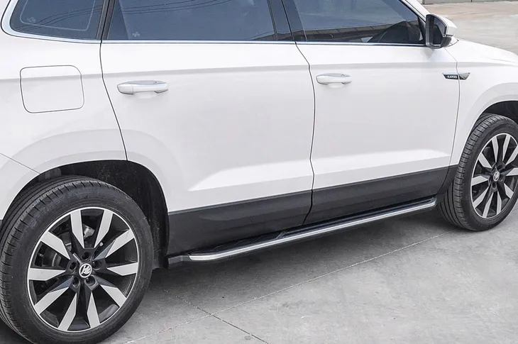 skoda-karoq-2017-stopnie-boczne-progi-samochodowe-sruby-typ-samochodu-4x4-suv-samochody-osobowe
