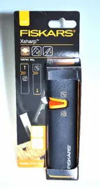 ostrzalka-do-siekier-i-nozy-xsharp-fiskars