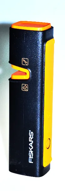 ostrzalka-do-siekier-i-nozy-xsharp-fiskars