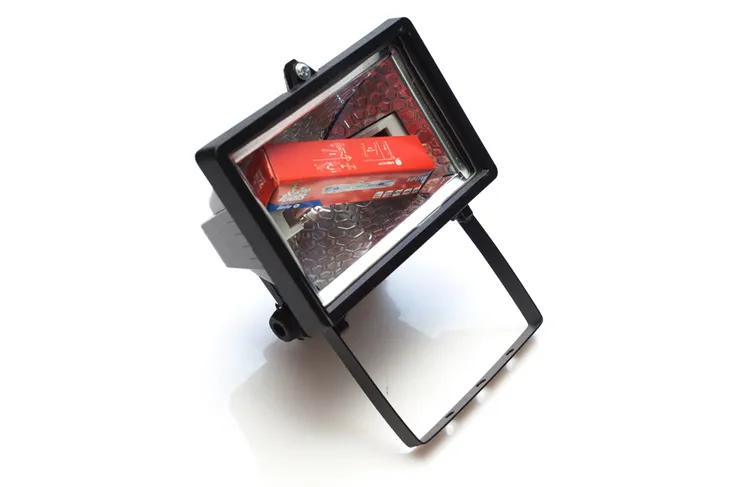 oprawa-halogenowa-150w-czarna-waga-z-opakowaniem-0-25-kg