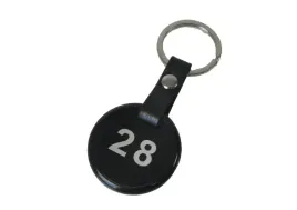 czarny-metalowy-brelok-do-kluczy-z-paskiem-i-grawerowanym-logo-zestaw-50-s