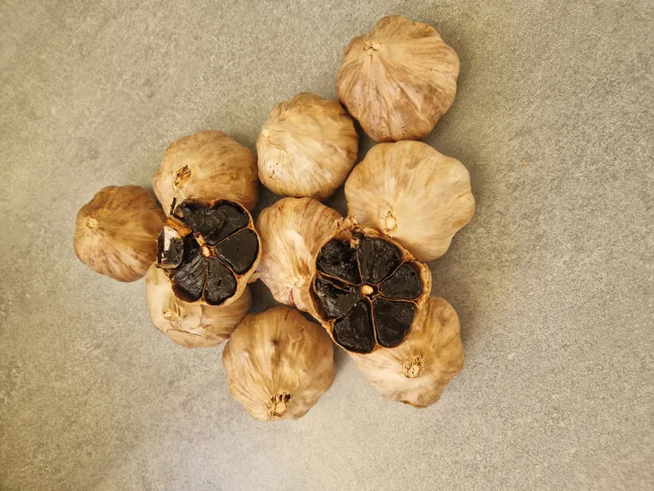 czarny-czosnek-500-g-cechy-dodatkowe-superfood-niskodrazniace-bez-laktozy