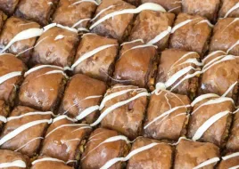 bakalwa-kakaowa-z-orzechami-mini-kostki-kol-81-szt-baklava-swiezo-wypiekan