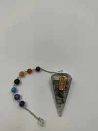wahadelko-z-orgonitem-czakry-hamsa-zielono-biale