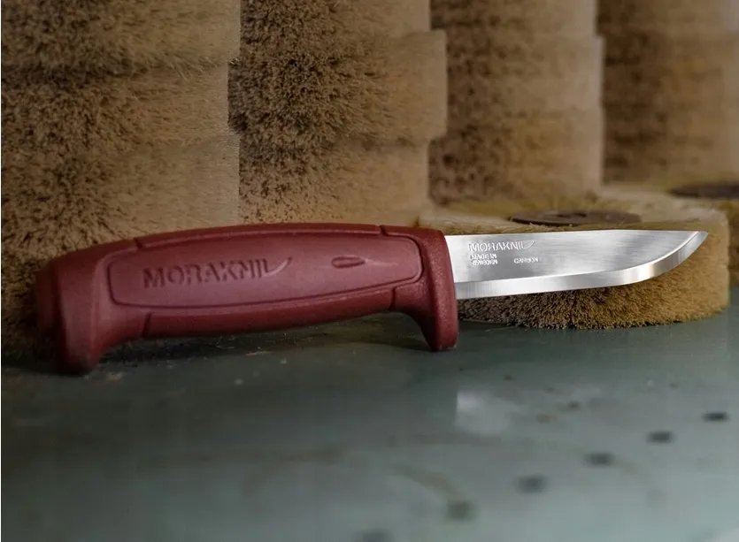 noz-morakniv-basic-511-carbon-steel-czerwony