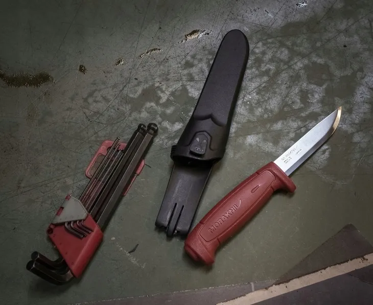 noz-morakniv-basic-511-carbon-steel-czerwony-material-glowni-stal