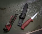noz-morakniv-basic-511-carbon-steel-czerwony-material-glowni-stal
