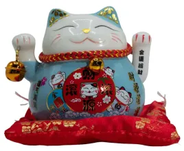 japonski-kot-szczescia-machajacy-lapka-na-baterie-poduszeczka