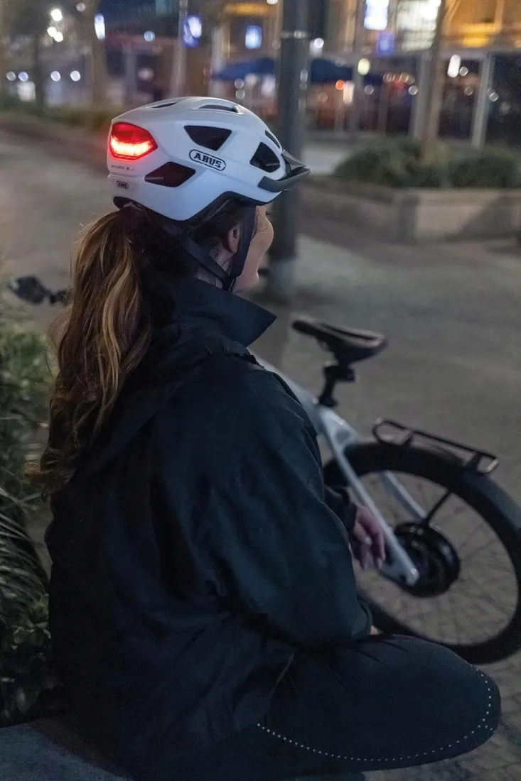 lampka-do-kasku-abus-aduro-3-0-usb