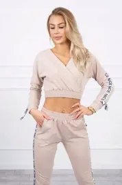 komplet-dresowy-damski-z-ozdobnymi-tasmami-bezowy-uni